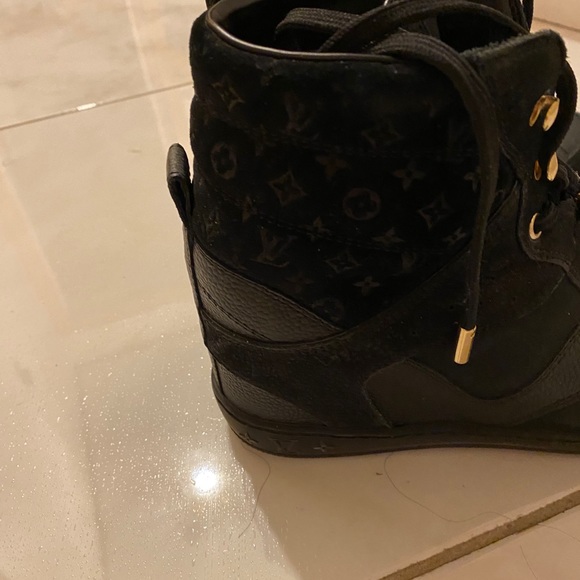 Authentic LV sneakers - Picture 2 of 5